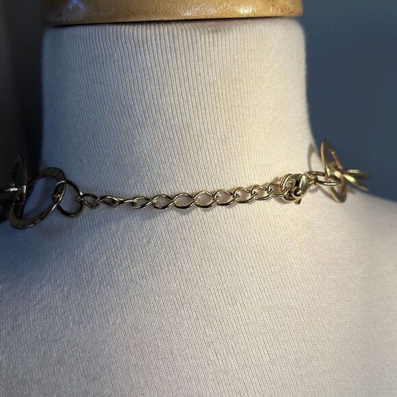 Hammered gold ring loop necklace - Picture 5 of 7